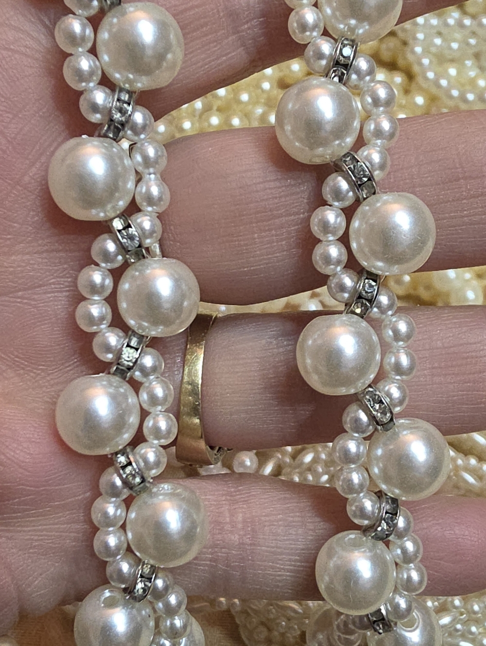 26 PAIRS OF FAUX PEARLS EXCELLENT CONDITION KEEP OR RESELL - Picture 4 of 6